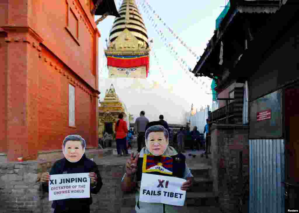 两个藏族人戴着中国国家主席习近平的面具在尼泊尔的加德满都抗议中共十九大和他们所说的习近平的压迫性统治,标语说“习近平是不自由世界的独裁者”“习近平让西藏失败”(2017年10月18日)。