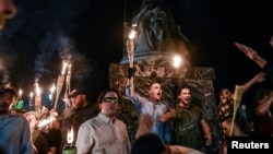 2017年8月11日，在维吉尼亚州夏洛茨维尔举行的团结右翼集会之前，白人民族主义者参加了维吉尼亚大学的火炬点火游行。