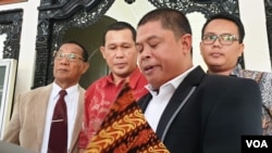 Romi Habie (berjas hitam) dan tim pengacara bersama Ngadiyono (kemeja merah) di PTUN Yogyakarta. (Foto:VOA/Nurhadi)