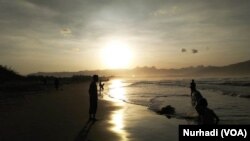 BPNB mencatat banyak obyek wisata pantai di selatan Jawa belum dilengkapi rambu bahaya tsunami. (Foto:VOA/Nurhadi)
