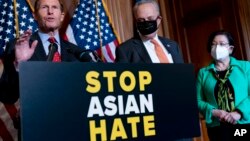 Demokratski senatori Ričard Blumental, Čak Šumer i Mejzi Hirono posle usvajanja zakona u Senatu