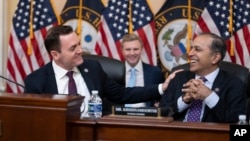 资料照：美国国会众议院美国和中共战略竞争特设委员会主席麦克·加拉格尔（左）和首席民主党议员拉贾·克里希纳莫提2023年2月28日在国会山上召开的听证会交谈。（美联社）