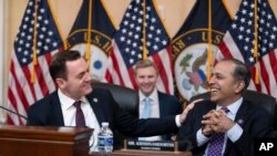 资料照片：众议院美国与中国共产党战略竞争特设委员会主席、共和党众议员加拉格尔与委员会资深成员、民主党众议员克里希纳莫提在工作中交谈。(2023年2月28日)