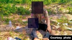 បុគ្គលិក​កម្ទេច​​គ្រាប់​ម្នាក់​របស់​អង្គការ​ដោះមីន​កម្ពុជា (CSHD) ​រងរបួស​នៅ​ក្នុង​ករណី​ផ្ទុះ​គ្រាប់​មីន​ និង​យុទ្ធភណ្ឌ​ដែល​បាន​សម្លាប់​​បុគ្គលិក​អង្គការ​នេះ​​៣​នាក់ នៅ​​ខេត្ត​ព្រះ​វិហារ ​កាល​ពី​ថ្ងៃ​ទី​១០ ​ខែ​មករា។ (Facebook/Cambodian Mine Action Authority)