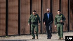 Presiden AS Joe Biden berbicara dengan petugas Bea Cukai dan Perlindungan Perbatasan AS saat ia mengunjungi perbatasan AS-Meksiko di El Paso, Texas, pada 8 Januari 2023. (Foto: AFP)