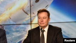 Arhiva - Šef kompanija Tesla i SpejsEk, Elon Mask, na konferenciji za novinare u svemirskom centru Kenedi, u Kejp Kanaveralu, Florida, 19. januara 2020.