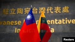 台湾驻维尔纽斯的台湾代表处里摆放的台湾与立陶宛旗帜。（路透社2022年1月20日）