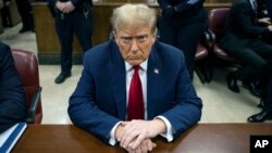 Mantan Presiden AS Donald Trump saat menunggu dimulainya persidangan pengadilan pidana di Manhattan, New York pada 23 April 2024 lalu (foto: dok). 