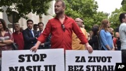 Protest protiv nasilja nad novinarima, dan nakon ranjavanja istraživačke novinarke Vijesti, Olivere Lakić, isred ulaza zgrade u kojoj živi, u Podgorici, 9. maja 2018.