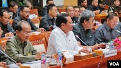 Rapat kerja antara Jaksa Agung Muhammad Prasetyo (kemeja putih) dengan Komisi III bidang Hukum dan Pemerintahan DPR RI di gedung parlemen di Jakarta, Senin 26/9 (VOA/Fathiyah).