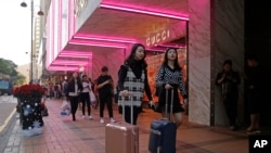 资料照：2018年11月29日，中国游客行走在香港高端品牌一站式购物街广东道（美联社）。