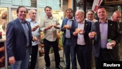 Brazilski predsednik i njegovi saradnici jedu picu na ulici u Njujorku