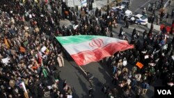 Aksi unjuk rasa pro pemerintah di Teheran, hari Senin (25/11). 