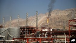 Kilang gas alam di ladang gas Pars Selatan di Asalouyeh, pantai utara Teluk Persia, Iran (foto: dok).