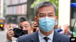 香港驻伦敦经济贸易办事处行政经理袁松彪2024年5月24日离开伦敦的老贝利街。