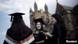 澳大利亚悉尼大学的学生参加毕业典礼。（2020年4月22日）