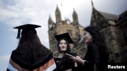 澳大利亚悉尼大学的国际学生参加毕业典礼。（2020年4月22日）
