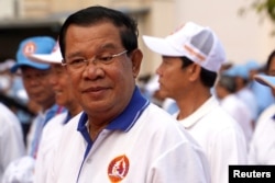 រូបឯកសារ៖ លោក​អតីត​នាយករដ្ឋមន្ត្រី ហ៊ុន សែន ចូល​រួម​នៅ​ក្នុង​យុទ្ធនាការ​ឃោសនា​បោះឆ្នោត​របស់​គណបក្ស​ប្រជាជន​កម្ពុជា ក្នុង​រាជធានី​ភ្នំពេញ កាល​ពី​ថ្ងៃ​ទី​១ ខែ​កក្កដា ឆ្នាំ​២០២៣។