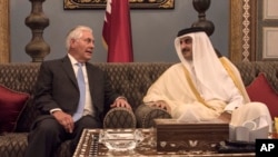 Menlu AS, Rex Tillerson, bertemu Emir Qatar, Sheikh Tamim Bin Hamad Al Thani di Istana Laut, Doha, Qatar, 11 Juli 2017 (foto: Alexander W. Riedel/US State Department via AP)