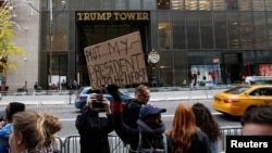 2016年11月10日川普大厦外的抗议者