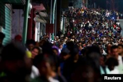 2025년 1월 20일 멕시코 이민자들이 남부인 치아파스 주 타파출라에서 미국과의 국경을 향해 이동하고 있다.