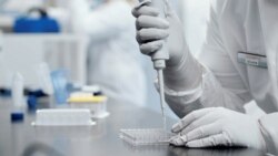 Istraživač u laboratoriji biotehnološke kompanije Moderna Inc.