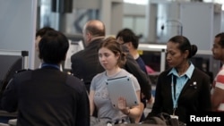 Pemeriksaan TSA di Bandara JFK, New York.