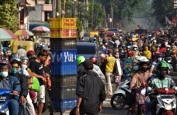 Suasana di sebuah pasar di Bekasi, saat diberlakukannya PPKM, 11 Agustus 2021. (Foto oleh Rezas/AFP)
