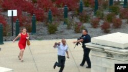 2013年10月3日美国国会附近发生枪击事件时，警察要附近的人赶快离开现场。
