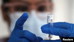 Seorang perawat mengambil dari botol vaksin Covid-19 Johnson & Johnson, di Los Angeles, California, 25 Maret 2021. (Foto: Reuters)