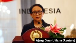 Menlu Retno Marsudi menyampaikan sambutannya saat jumpa pers bersama Menlu Jepang Toshimitsu Motegi di Jakarta, 10 Januari 2020. (Foto: REUTERS/Ajeng Dinar Ulfiana)