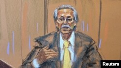 Bivši izdavač Nešnel inkvajerera Dejvid Peker svedoči na suđenju bivšem predsedniku Donaldu Trampu u Njujorku, 22. aprila 2024. (REUTERS/Jane Rosenberg/skica iz sudnice)