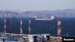 Нафтовий танкер Fuga Bluemarine стоїть на якорі біля терміналу Козьміно поблизу портового міста Находка, Росія, 4 грудня 2022 р. (Фото: REUTERS/Tatiana Meel)