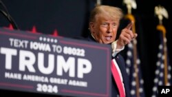 Bivši predsednik Donald Tramp na mitingu u Klajvu u Ajovi, 16. oktobra 2023. (Foto: AP/Matthew Putney)