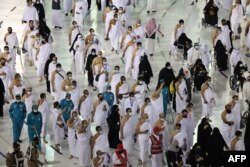 Para jemaah mengelilingi Ka'bah, tempat suci umat Islam, di Masjidil Haram di kota suci Saudi Mekah pada 17 Juli 2021. (Foto: AFP)