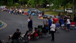 Akibat pandemi corona yang berdampak pada ekonomi, warga AS antre untuk mendaftar tunjangan pengangguran di Frankfort, Kentucky (18/6) (foto: ilustrasi).