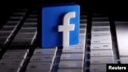 Logo Facebook yang dicetak 3D terlihat ditempatkan pada keyboard pada ilustrasi ini yang diambil pada 25 Maret 2020. (Foto: Reuters)