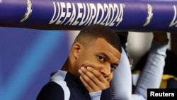 Kilijan Mbape na klupi reprezentacije Francuske pred meč Evropskog prvenstva sa Holandijom (Foto: REUTERS/Kai Pfaffenbach TPX)