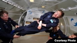 Stephen Hawking, yang sejak tahun 1970 hampir lumpuh total akibat ALS, di ruang simulator Boeing 727 yang tidak memiliki gravitasi. (Jim Campbell, Aero-News Network)