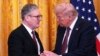 Britanski premijer Keir Starmer i američki predsjednik Donald Trump rukuju se na zajedničkoj konferenciji za novinare u East Roomu u Bijeloj kući, 27. februara 2025. u Washingtonu.