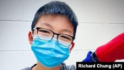Caleb Chung menerima dosis pertama vaksin COVID-19 buatan Pfizer dalam uji klinis untuk anak-anak usia 12-15, di Duke University Health System di Durham, N.C. (Foto: Richard Chung via AP)
