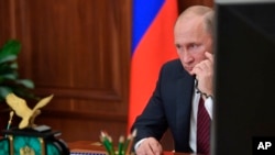 俄罗斯总统普京在克里姆林宫打电话。（资料照）