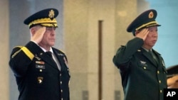 2016年8月16日，在北京八一大楼举行的欢迎美国陆军参谋长马克·米利（Mark Milley）将军的仪式上，他和中国陆军司令李作成将军（右）敬礼。