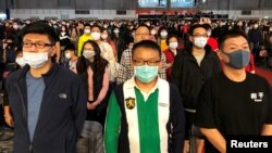 资料照：台湾富士康工人戴着口罩参加在台北举行的春节年终聚会。（2020年1月22日）