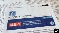 FILE - Foto tanggal 20 April 2021 ini menunjukkan sebuah peringatan dari Badan Keamanan Siber dan Keamanan Infrastruktur, Departemen Keamanan Dalam Negeri AS. (AP/Jon Elswick)