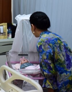 Presiden Joko Widodo dan ibu negara Iriana menjenguk cucu ketiga di RS PKU Muhammadiyah, Surakarta, Jum’at sore (15/11).
