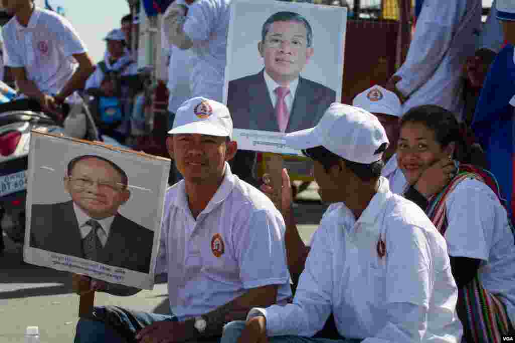 អ្នក​គាំទ្រ​របស់​គណបក្ស​ប្រជាជន​កម្ពុជា​អង្គុយ​ជា​មួយ​ក្រុម​ខ្លួន​ ក្នុង​ពេល​កំពុង​រងចាំ​លោក​ ​ហ៊ុន សែន​ ​បញ្ចប់​សុន្ទរកថា​របស់​លោក​ នាថ្ងៃទី​០២​ខែ​មិថុនា​ឆ្នាំ​២០១៧​ ជា​ថ្ងៃ​បញ្ចប់​នៃ​យុទ្ធនាការ​ឃោសនា​បោះ​ឆ្នោត​ឃុំ-សង្កាត់។​ (នៅ វណ្ណារិន/VOA)