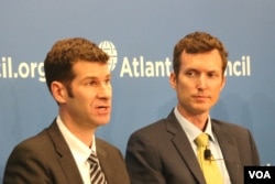 《幽灵舰队》作者辛格（左）与科尔（美国之音杨晨拍摄）