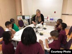 Wita Salim, mengajarkan batik kepada anak-anak SD di Washington, D.C (dok: Wita Salim)