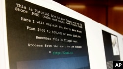 Tangkapan layar tutorial yang diposting online oleh peretas Rusia Roman Seleznev tentang cara mencuri data kartu kredit, ditampilkan kepada wartawan di Seattle, Washington, AS 21 April 2017.